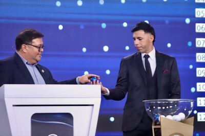 Michel Sánchez. director de competiciones de la APF, en pleno sorteo junto a Blas Riveros, jugador de Cerro Porteño.