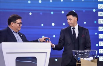 Michel Sánchez. director de competiciones de la APF, en pleno sorteo junto a Blas Riveros, jugador de Cerro Porteño.