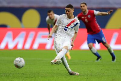 Almirón anotó su primer gol en un partido oficial con la Albirroja en esta Copa América.