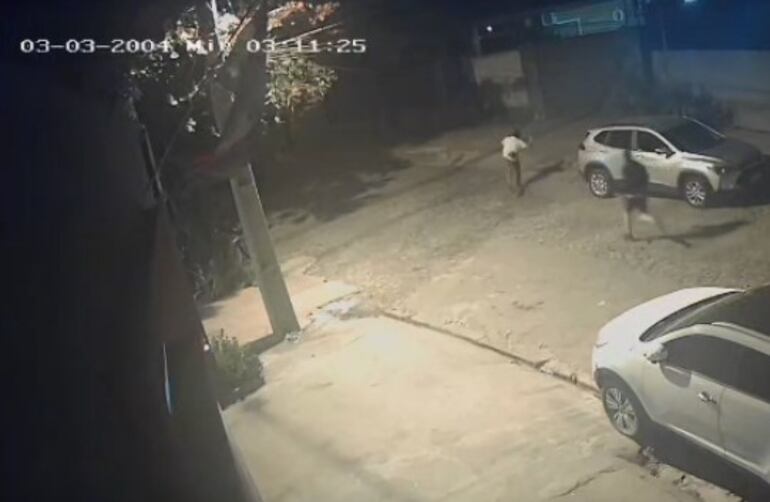 Ya con una herida en la espalda, la víctima corre, trata de ponerse a salvo, pero nuevamente es alcanzado y atacado por su ocasional rival.
