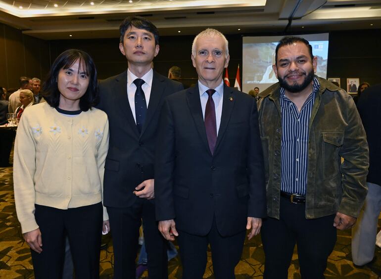 Joongsik Moon, Hyunha Choi, Juan Manuel Nungaray, embajador de México y David Quevedo.