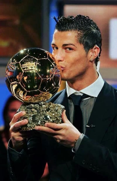 Un joven Cristiano Ronaldo dos Santos Aveiro, recibe lo que sería el primero de los cinco balones de oro que terminaría ganando en su carrera profesional.