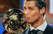 Un joven Cristiano Ronaldo dos Santos Aveiro, recibe lo que sería el primero de los cinco balones de oro que terminaría ganando en su carrera profesional.