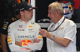 El neerlandés Max Verstappen (i) y el austríaco Helmut Marko (d), este último asesor deportivo de Red Bull por más de 20 años, se retira del equipo a sus 82 años.