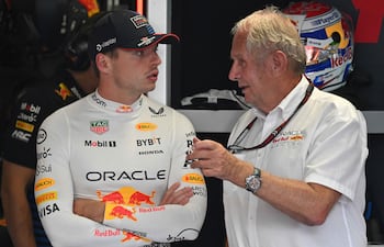 El neerlandés Max Verstappen (i) y el austríaco Helmut Marko (d), este último asesor deportivo de Red Bull por más de 20 años, se retira del equipo a sus 82 años.