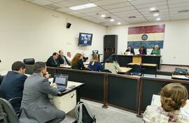 El Tribunal de Sentencia Especializado en Crimen Organizado, presidido por la jueza María Luz Martínez e integrado por los jueces Dina Marchuk y Federico Rojas Martínez.