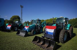 El Gobierno entregó equipos y maquinarias de gran porte a la ANDE.