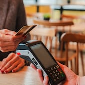 Pago con pos con tarjeta de crédito.