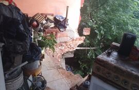 Se desmorona parte de una vivienda en el barrio Republicano de Asunción.