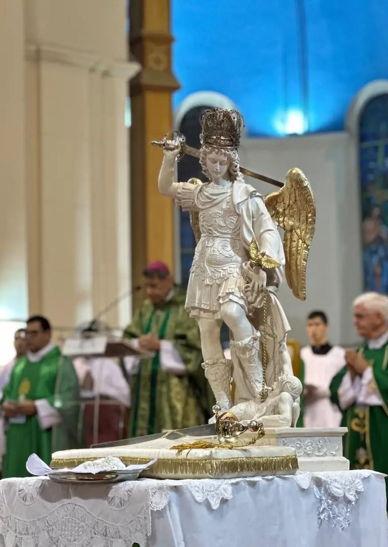La espada de San Miguel Arcángel convocó a fieles en Caacupé
