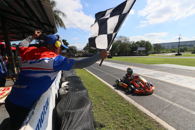 Bandera a cuadros para el vencedor absoluto de la categoría Rotax Micro Max, Tony Pugliesi.
