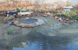 Cloaca abierta en barrio Mburicaó