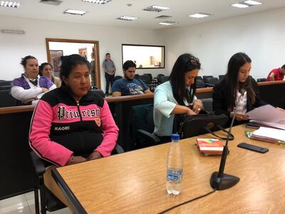 María Gloria González junto a sus defensoras durante el juicio.