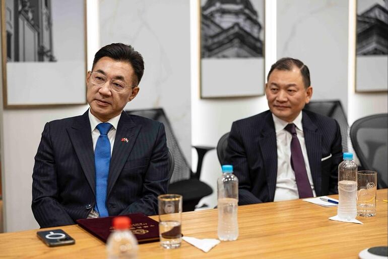 Johnny C. Chiang (Izquierda). 