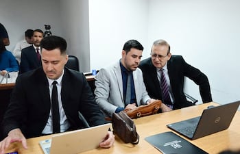 El senador enjuiciado Erico Galeano (d), junto con sus abogados defensores Luis Almada (i) y Ricardo Estigarribia (c).