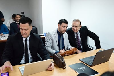 El senador enjuiciado Erico Galeano (d), junto con sus abogados defensores Luis Almada (i) y Ricardo Estigarribia (c).