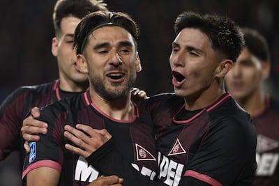El paraguayo Gonzalo Lobos (d), futbolista de Lanús, celebra un gol en el partido frente a Estudiantes de La Plata por la fecha 10 del torneo Clausura 2026 de la Liga Profesional de Argentina en el estadio Néstor Díaz Pérez, en Lanús, Argentina.
