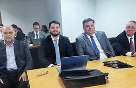 El exministro de la Secretaría de Emergencia Nacional (SEN) Joaquin Roa (izq.) y sus abogados.