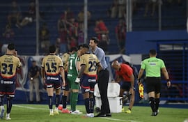 El entrenador uruguayo, Jorge Rodrigo Bava brindando indicaciones al extremo colombiano Harold Santiago Mosquera, una de las caras nuevas del plantel de Cerro Porteño.