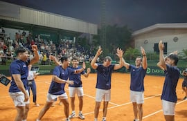 Los componentes del Team Paraguay de la Copa Davis festejando la gran victoria contra Rumania. El rival a vencer ahora es Perú.