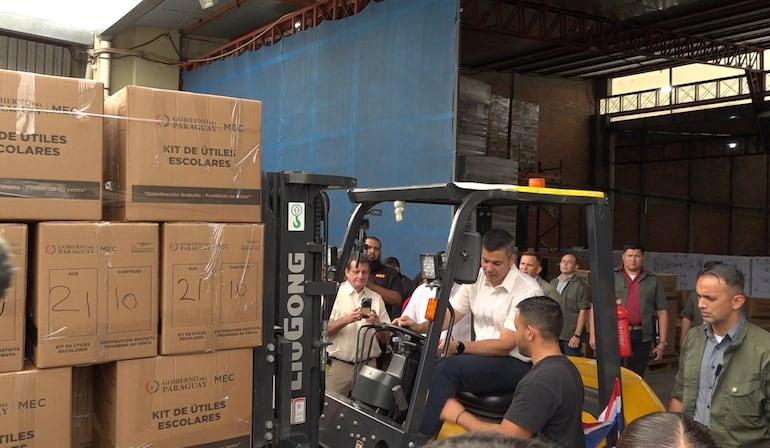 El presidente de la República, Santiago Peña, en un móvil de carga en el depósito de los kits escolares.