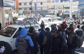 Quienes querían cargar combustible a sus vehículos el viernes en La Paz hacían largas colas para que les llegue el turno.