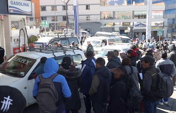 Quienes querían cargar combustible a sus vehículos el viernes en La Paz hacían largas colas para que les llegue el turno.