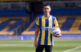 El delantero de Rosario Central, Ángel Di María, posa con su camiseta durante su presentación en el Estadio Gigante de Arroyito en Rosario, Argentina. El campeón del mundo, Ángel Di María, quien ha tenido una destacada carrera en gigantes europeos, regresa a sus 37 años al fútbol argentino para jugar en Rosario Central, el club donde comenzó su carrera,