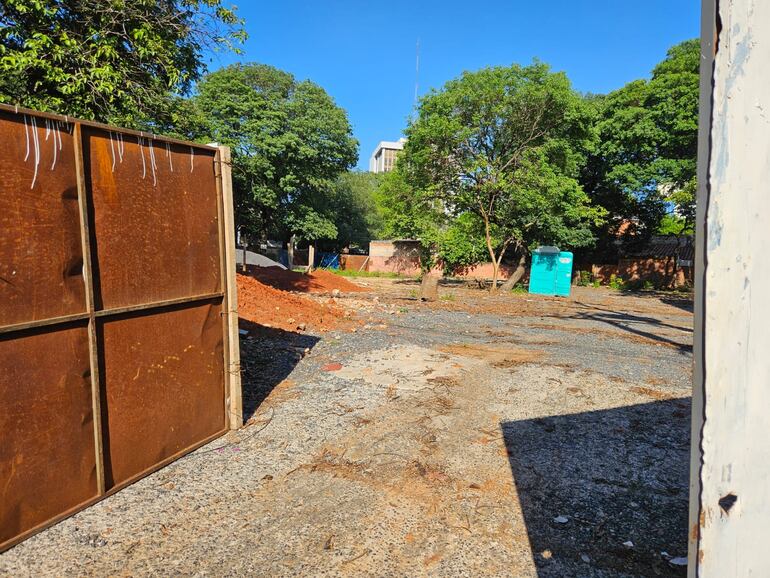 En el terreno donde se construirá la nueva estación de servicios que funcionará sobre la avenida Mariscal López hay al menos 15 árboles. Los obreros ya se instalaron.