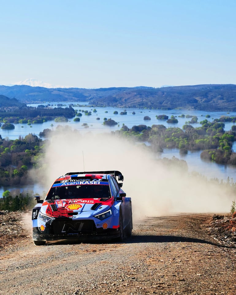 Adrien Fourmaux, Alexandre Coria, el Hyundai i20 N Rally1 y el imponente paisaje chileno.