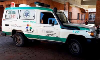 La ambulancia del Servicio de Emergencias Médica Extrahospitalaria (SEME) estaba ayer en el estacionamiento del hospital.