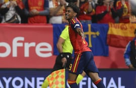 El delantero de la selección española, Lamine Yamal, tras conseguir el primer gol del combinado español durante el encuentro correspondiente a la Liga de Naciones que disputan este sábado España y Chequia en el estadio Carlos Tartiere de Oviedo.