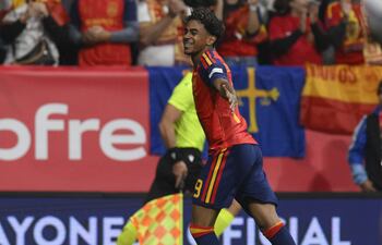 El delantero de la selección española, Lamine Yamal, tras conseguir el primer gol del combinado español durante el encuentro correspondiente a la Liga de Naciones que disputan este sábado España y Chequia en el estadio Carlos Tartiere de Oviedo.
