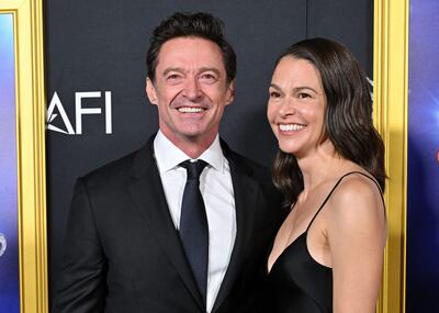El actor australiano Hugh Jackman y la actriz estadounidense Sutton Foster asistieron juntitos al estreno mundial de "Song Sung Blue" durante el AFI Fest en el Teatro Chino TCL de Hollywood.
