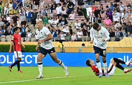 El delantero mexicano de Monterrey, #07 Germán Berterame, celebra tras anotar su segundo gol durante el partido de fútbol de la Copa Mundial de Clubes de la FIFA 2025 del Grupo E entre el Urawa Red Diamonds de Japón y el Monterrey de México, en el estadio Rose Bowl en Pasadena.