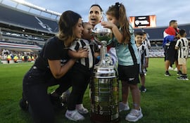 Roberto Junior Fernández, arquero de Botafogo, celebra con su familia y el trofeo de campeón la conquista de la Copa Libertadores 2024 después de superar a Atlético Mineiro en la final en el estadio Monumental, en Buenos Aires, Argentina.