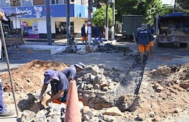 Obreros de Essap rompiendo el asfalto recientemente recapado en la avenida Cacique Lambaré.