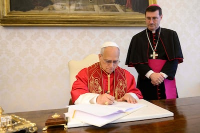 El Papa León XIV firmando su primera encíclica, «Magnifica Humanitas», centrada en el auge de la inteligencia artificial.