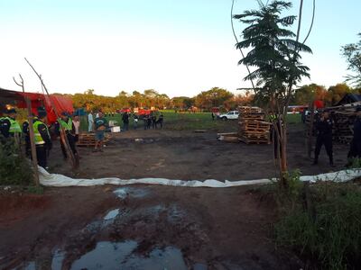 Los ocupantes con sus pertenencias sobre la vía pública, al costado de la propiedad supuestamente privada que está ubicada en Tarumandy, Luque.