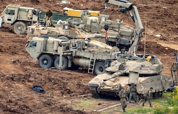 Soldados israelies y tanques cerca de la frontera con Líbano, ayer viernes.