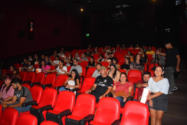 Espectadores de la película "Narciso" en Coronel Oviedo.