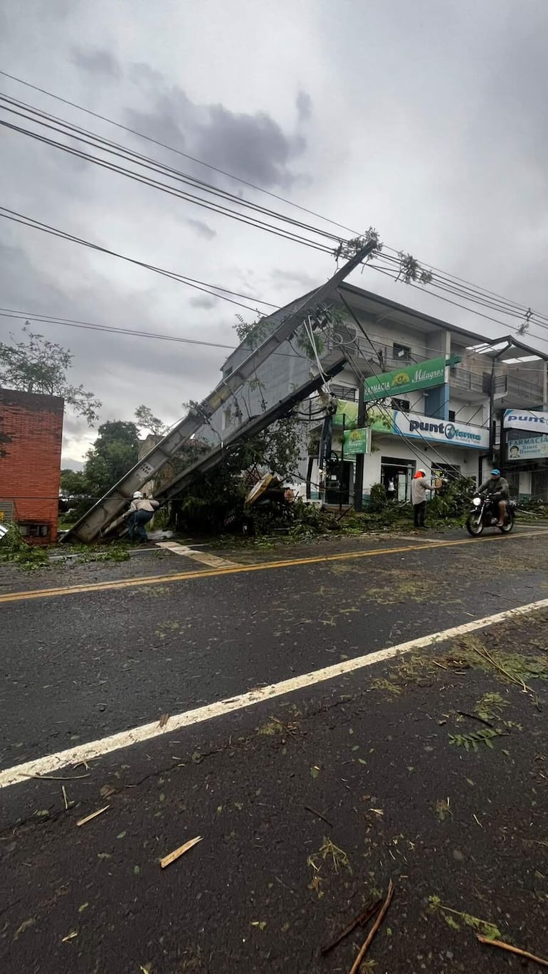 Una columna cayó junto con el tenido elétrico enla vía pública de Capiatá, en la madrugada del domingo, tras el intenso temporal.