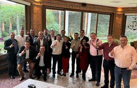 Horacio Cartes, presidente de la ANR, con Lizarella Valiente y otros senadores colorados cartistas, electos en 2023.