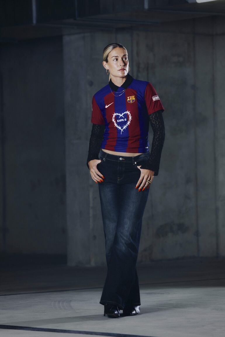 La jugadora del FC Barcelona Alexia Putellas lleva la camiseta con el característico logotipo del corazón de Karol G que se podrá ver este sábado 13 de abril en la equipación del conjunto azulgrana en el partido de Liga F del FC Barcelona Femenino contra el Villarreal Femenino.
