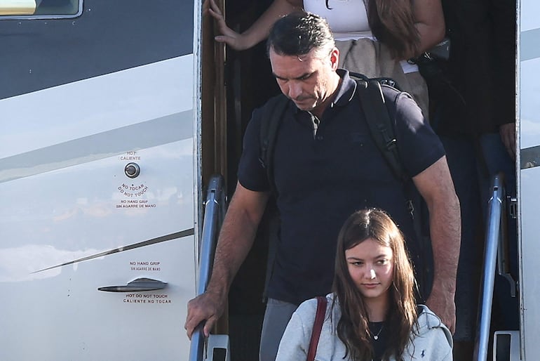 Flavio Bolsonaro desciende de un avión tras su llegada al Aeropuerto Ejecutivo Opa-Locka, en Miami, Florida, el 28 de octubre de 2026. El candidato presidencial derechista brasileño —quien resultó derrotado—, Flavio Bolsonaro, bajó de un avión privado en Florida, a pesar de una orden judicial que le prohibía salir de su país.