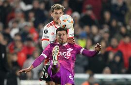 Hernesto Caballero, jugador de Libertad, disputa el balón frente a Facundo Colidio, futbolista de River Plate, en un partido de la Copa Libertadores en el estadio Monumental, en Buenos Aires, Argentina.