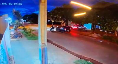 Una cámara de seguridad filmó el momento en que los sicarios abrieron fuego contra el vehículo de la víctima.