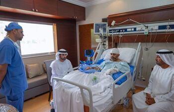 El viceprimer ministro y ministro de Defensa de Emiratos Árabes Unidos (EAU), Hamdan bin Mohamed (i) visita en el hospital en Abu Dabi al piloto indio Smit Machchhar (d), que evitó la tragedia en el vuelo FZ1073 de Flydubai que cubría la ruta Dubái y Tel Aviv.