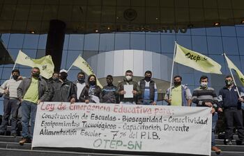 Miembros de la OTEP - SN acompañaron esta mañana la presentación del proyecto de Ley que declara emergencia educativa.