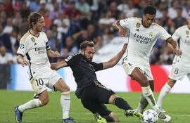 MADRID, 20/09/2023.- El centrocampista inglés del Real Madrid, Jude Bellingham (d), se intenta llevar el balón ante el centrocampista francés del Unión Berlín, Lucas Tousart, durante el encuentro correspondiente a la fase de grupos de la Liga de Campeones que disputan hoy miércoles en el estadio Santiago Bernabéu, en Madrid. EFE / Kiko Huesca.